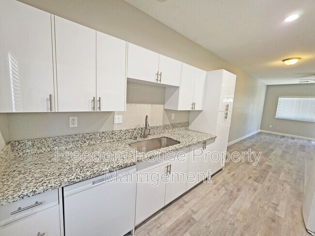 Building Photo - 1121 Sixshooter Ave
