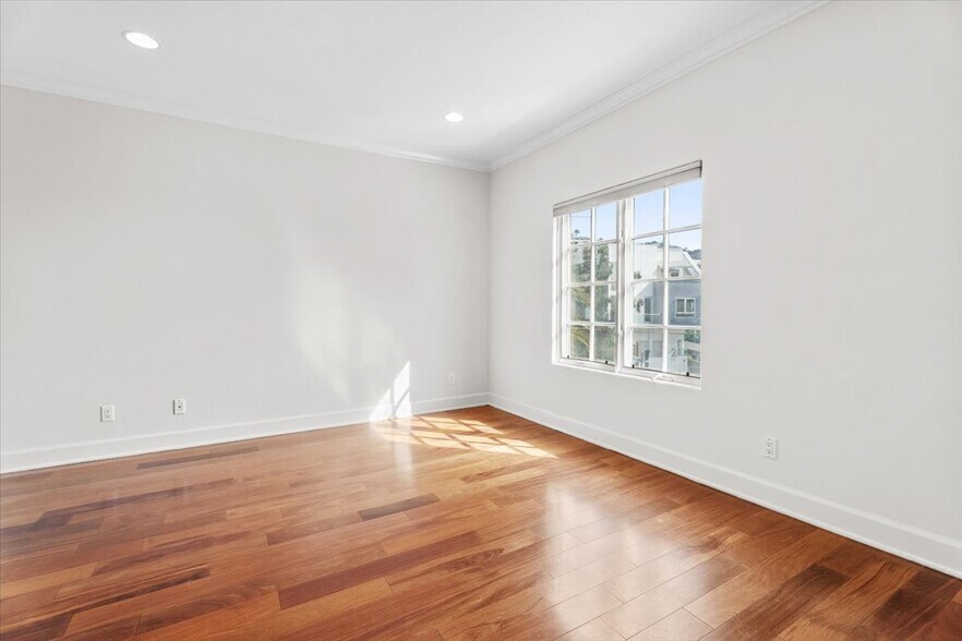 Building Photo - 851 N San Vicente Blvd
