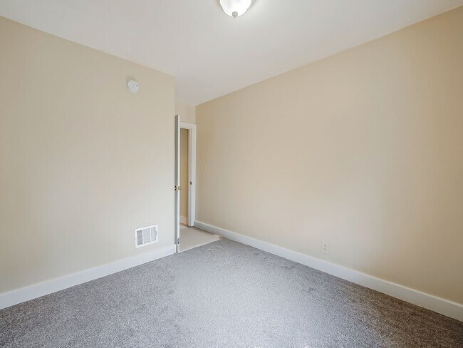 Building Photo - Charming 3 Bedroom Home Available in Quiet Pontiac Neighborhood