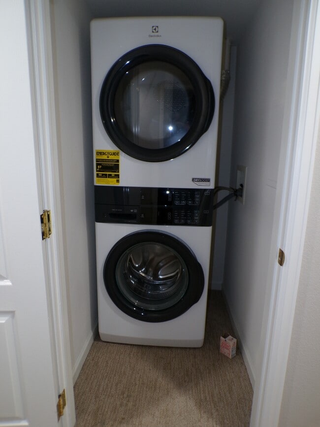 Building Photo - 1902 Crazy Horse Cir