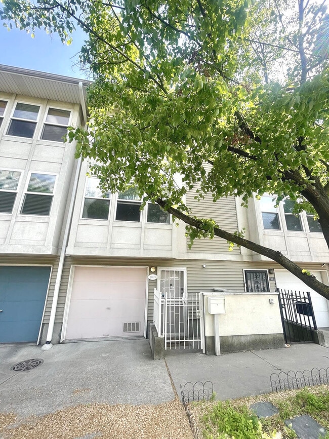 Primary Photo - 1007 E 61st St