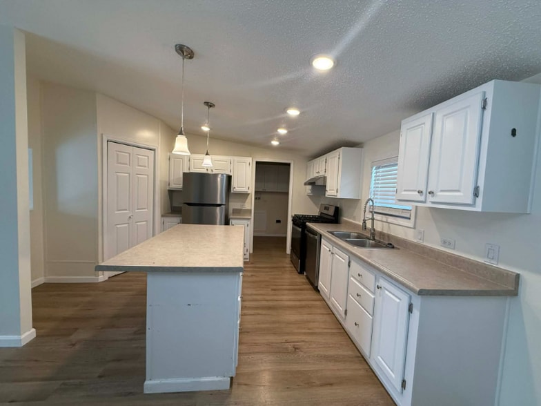 Building Photo - 3319 Ridgewood Ave