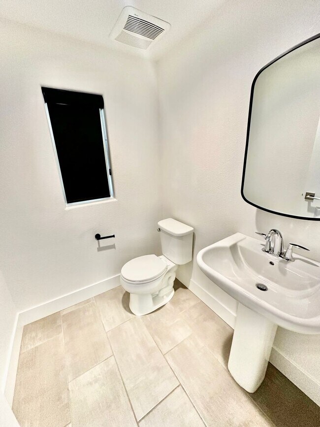 Building Photo - Newly Built 3/2.5 Home in Tesoro Viejo Community