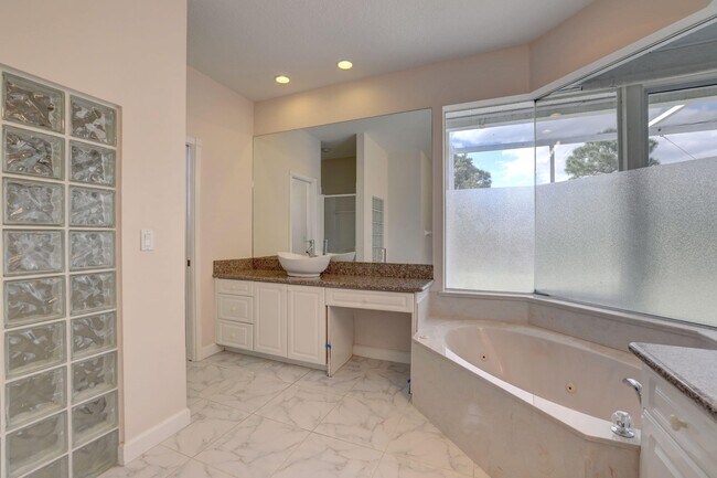 Building Photo - 8028 Plantation Lakes Dr