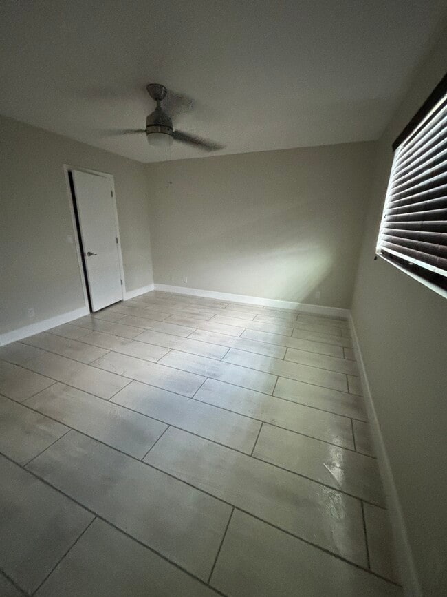 Building Photo - 1303 N Roca