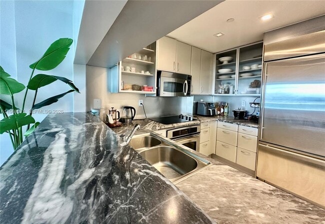 Building Photo - 540 West Ave