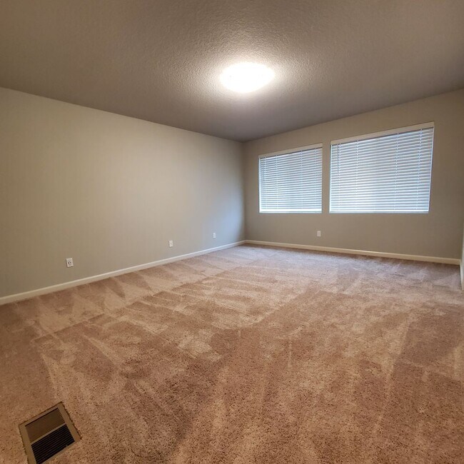 Building Photo - Newer 3 bedroom 2 bath home in SE Albany, close to LBCC, Easy drive to Corvallis, Lebanon or I-5