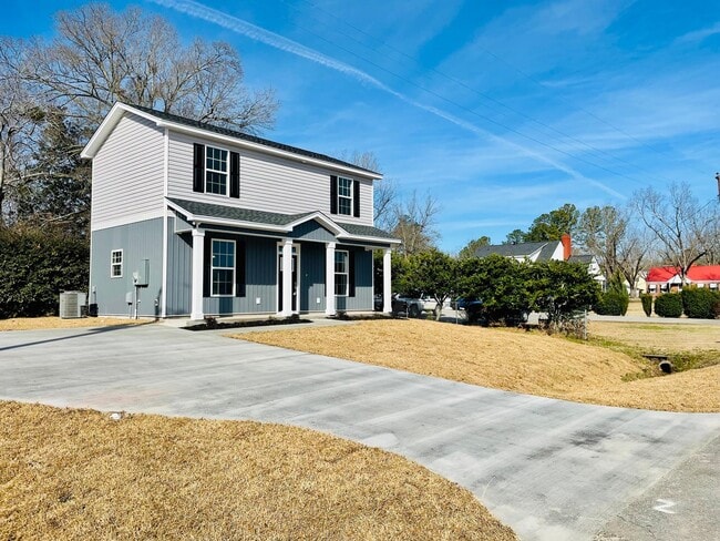 Building Photo - Adorable 2bd/2.5ba cottage in downtown Aynor - Ready for move in!!