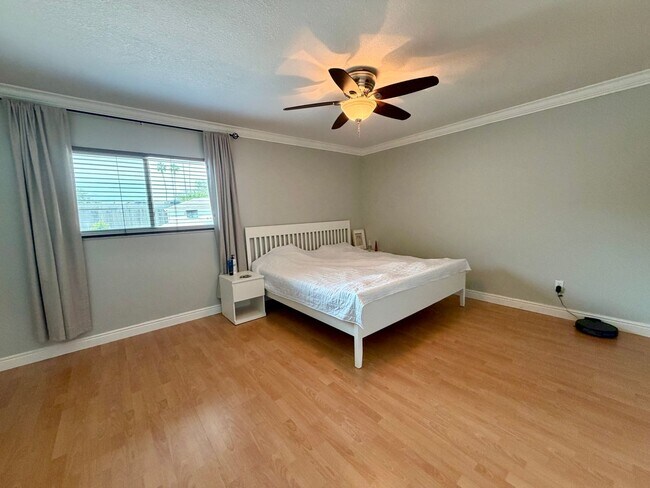 Building Photo - Updated 3 Bed 2.5 Bath Townhouse - SoHo / Hyde Park Area