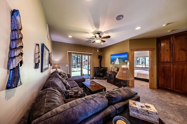 Building Photo - Large Mountain Luxury Home