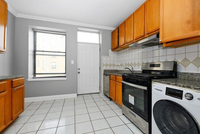 Building Photo - Beautiful 2Bed/1Bath in South Shore