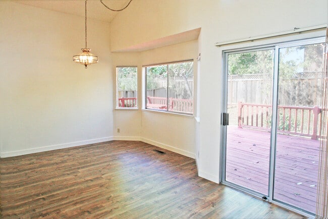 Building Photo - Single Story Evergreen Home at the Middle of a Cul-De-Sac!