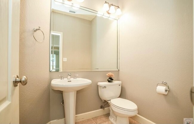 Building Photo - Beautiful, Spacious 4 bedroom Home for Rent!