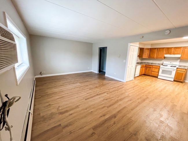 Building Photo - Newly Updated 2 bedroom 1.5 Bath Unit.