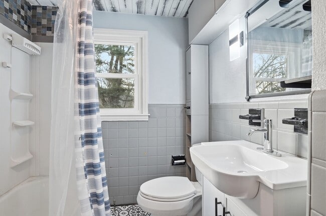 Building Photo - 16 Liberty Dr