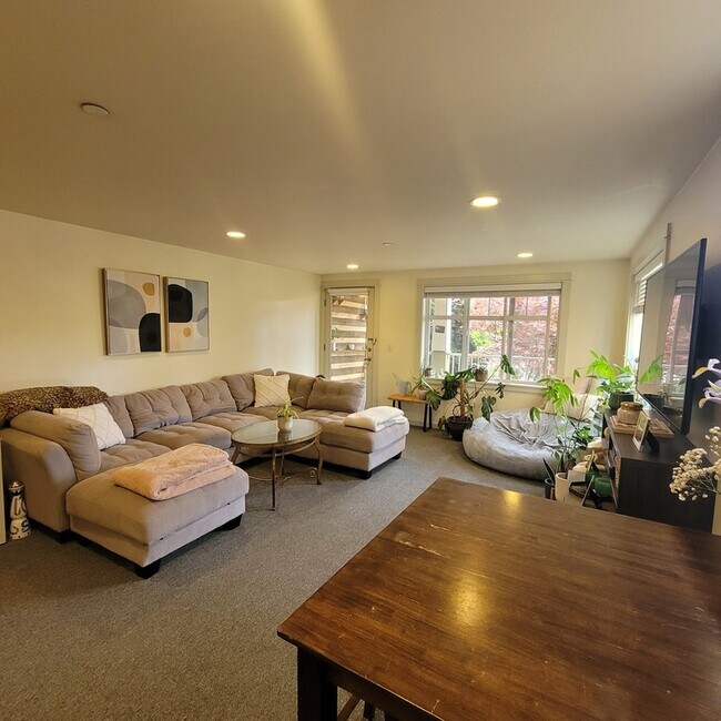 Building Photo - 2012 Minor Ave E