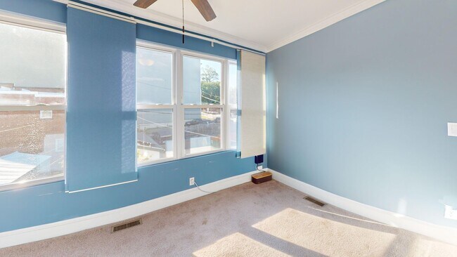 Building Photo - Spacious Three Bedroom Home W/Backyard, Ba...