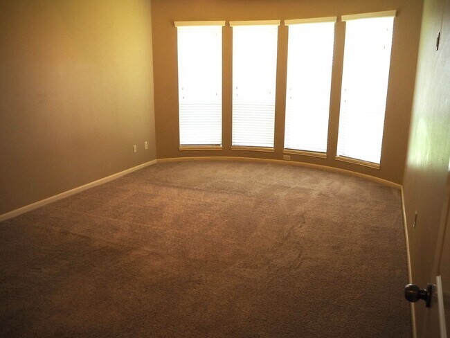 Building Photo - 28607 Green Hedge Dr