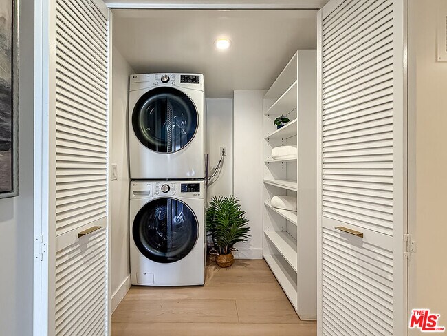 Building Photo - 1133 5th St