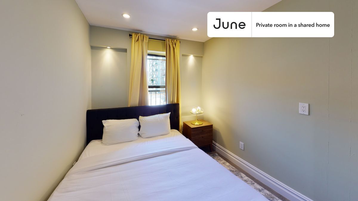Building Photo - Private bedroom in 3 bed/1 bath Home