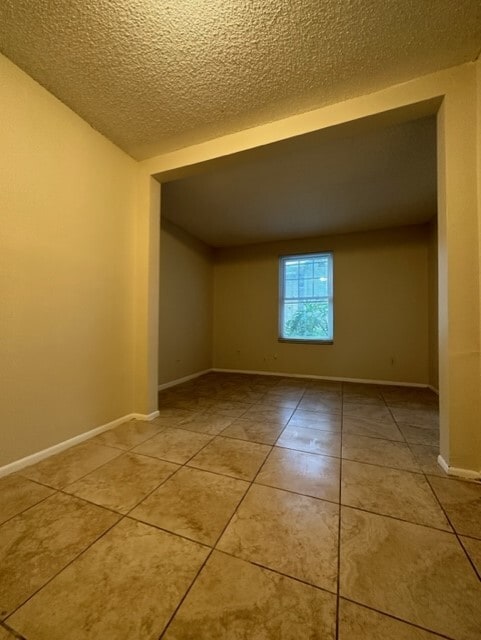 Building Photo - 828 Sky Lake Cir