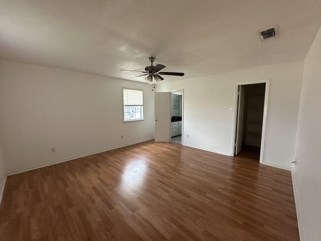 Building Photo - 211 Uecker Dr