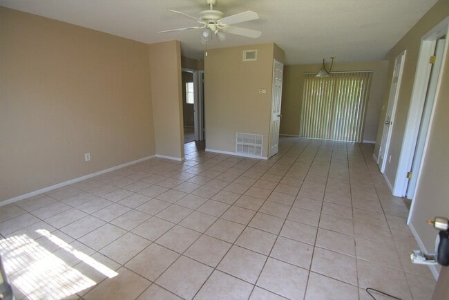 Building Photo - 423 Longwood Cir