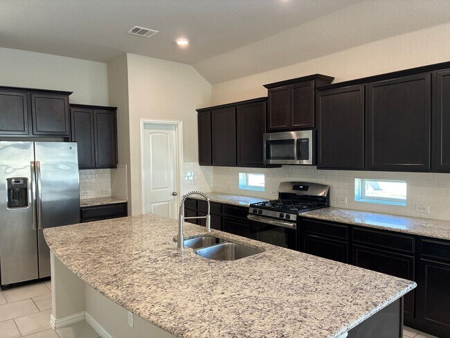 Building Photo - !! MOVE IN SPECIAL: Get 50% OFF!! 4BR/3BA House • In-Unit W/D • Attached Garage  • Backyard in Sa...