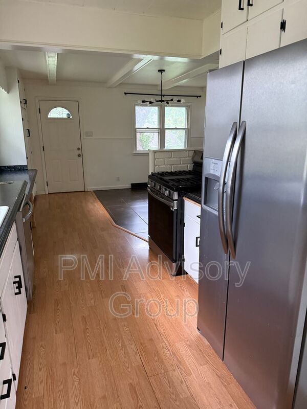 Building Photo - 118 SW Broadmoor Ave