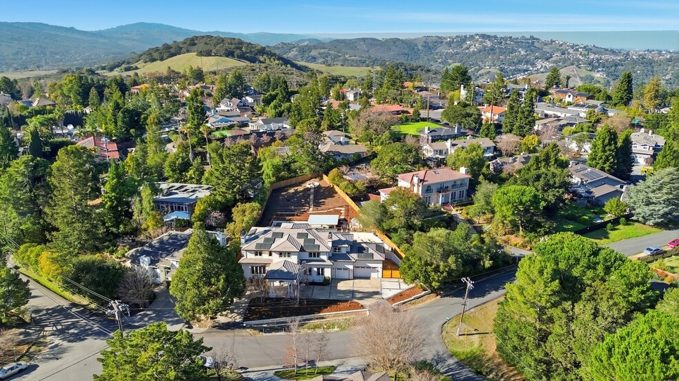 Building Photo - 544 Sunset Way