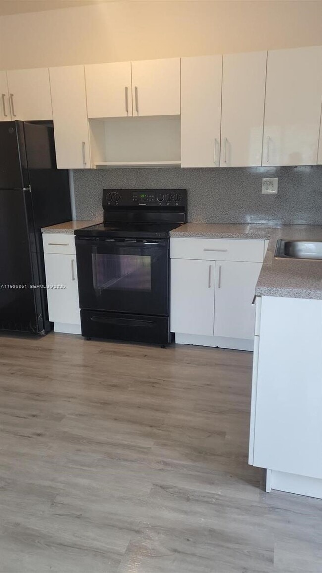 Building Photo - 1212 SW 7th Ave