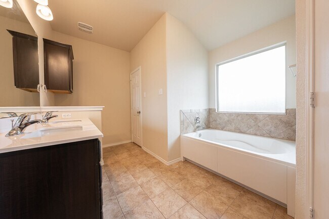 Building Photo - Spacious 3-Bedroom, 2-Bath Home in Lake Po...