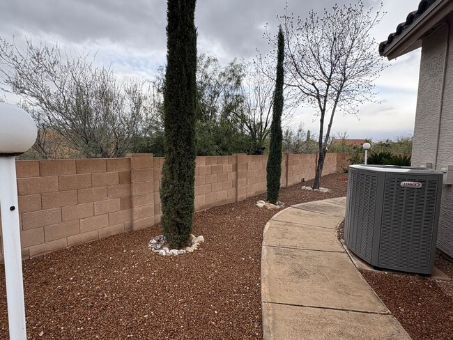 Building Photo - Spacious 4BR/3BA Two-Story Home Near Sabino Canyon