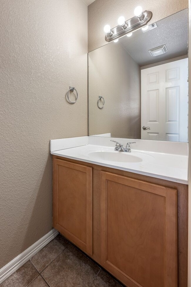 Building Photo - Charming 3BR, 2.5BA Rental Home with Moder...