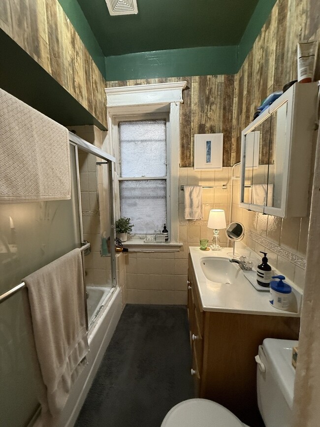 Building Photo - 866 W Buckingham Pl