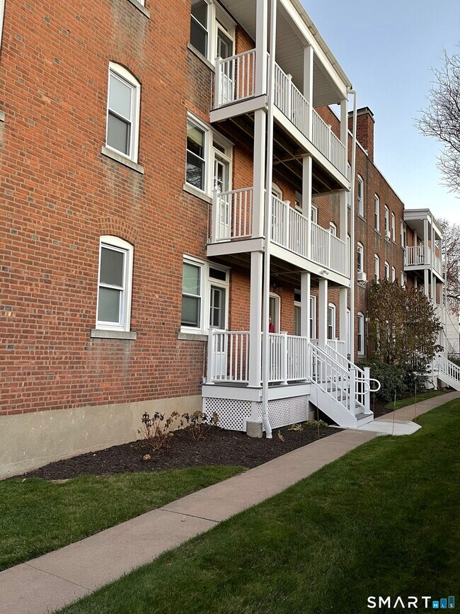 Building Photo - 890 Farmington Ave