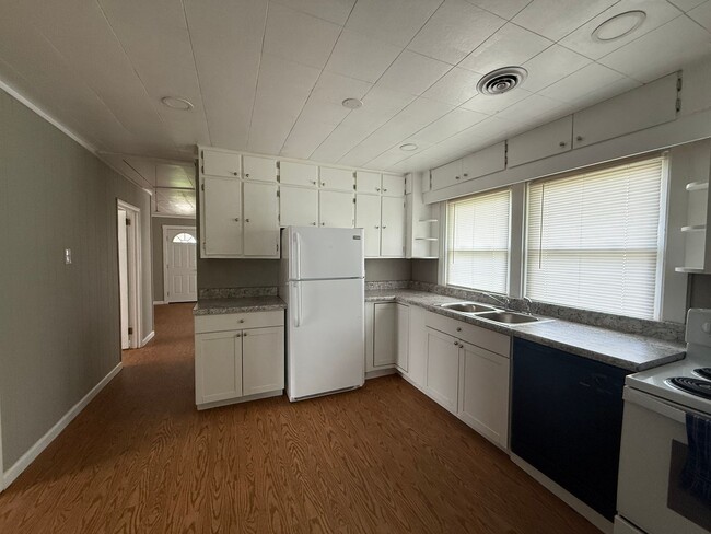 Building Photo - 3 Bedroom 2 Bath Home Kingsport, TN