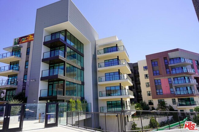 Building Photo - 800 N Front St