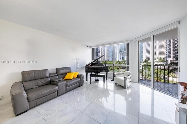 Building Photo - 520 Brickell Key Dr