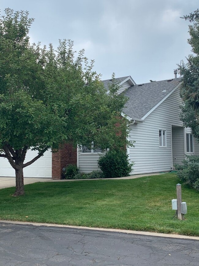 Building Photo - Gorgeous Townhome -Beautifully Remodeled!