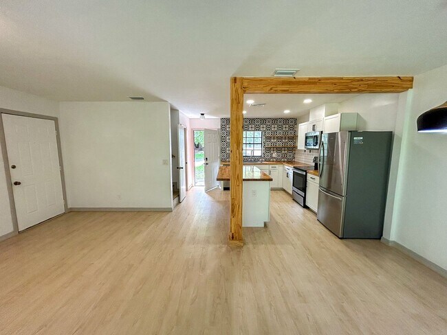 Building Photo - 1058 SW 6th Dr