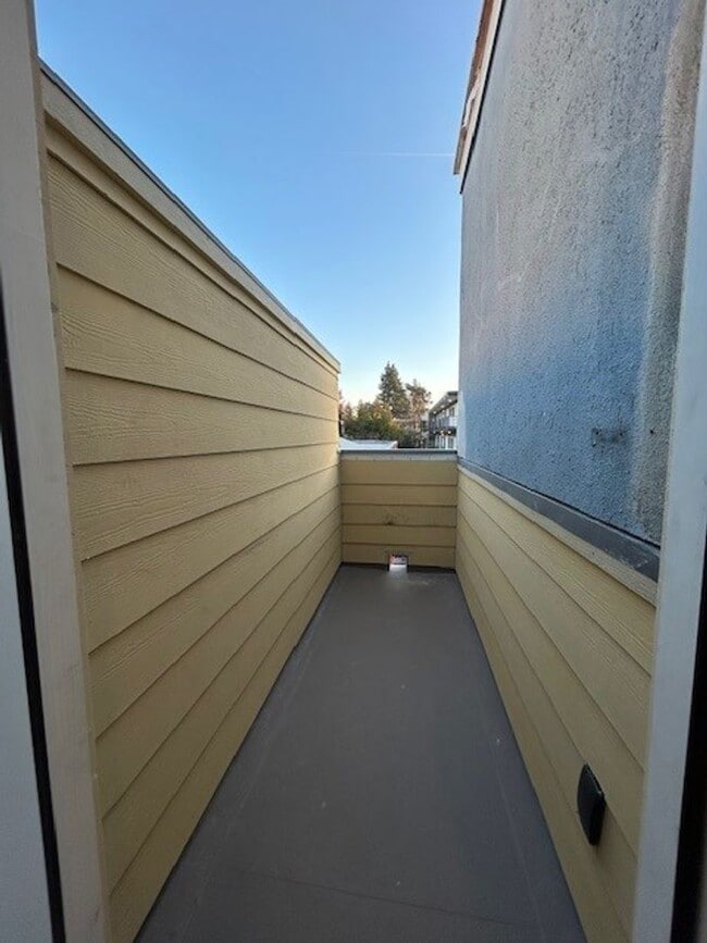 Building Photo - COMING SOON- Comfortable room, has communal kitchenette, and bathrooms