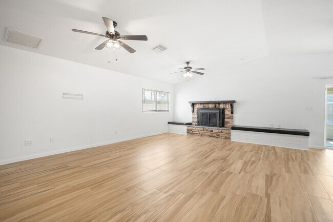 Building Photo - Charming 3?Bed,?2?Bath Home in Apollo Beac...