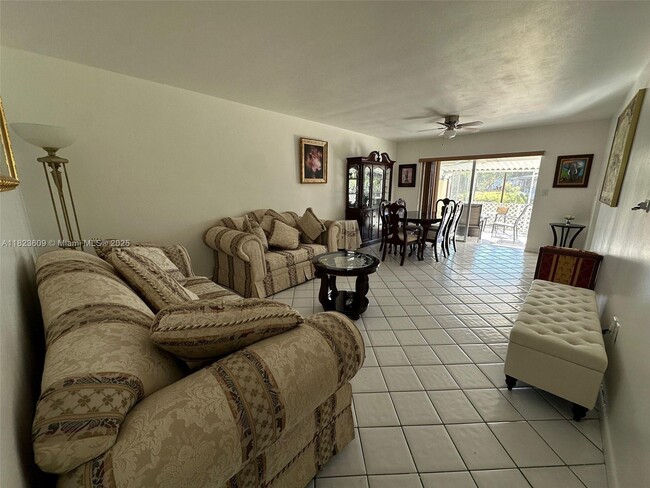 Building Photo - 13846 Kendale Lakes Dr