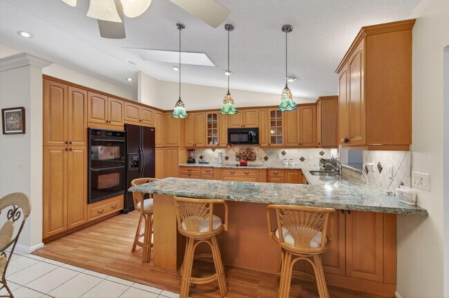 Building Photo - 2925 Riviera Dr