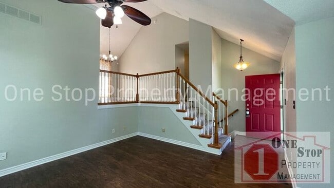 Building Photo - Stunning 3 Bedroom 2.5 Bathroom in Raymore!