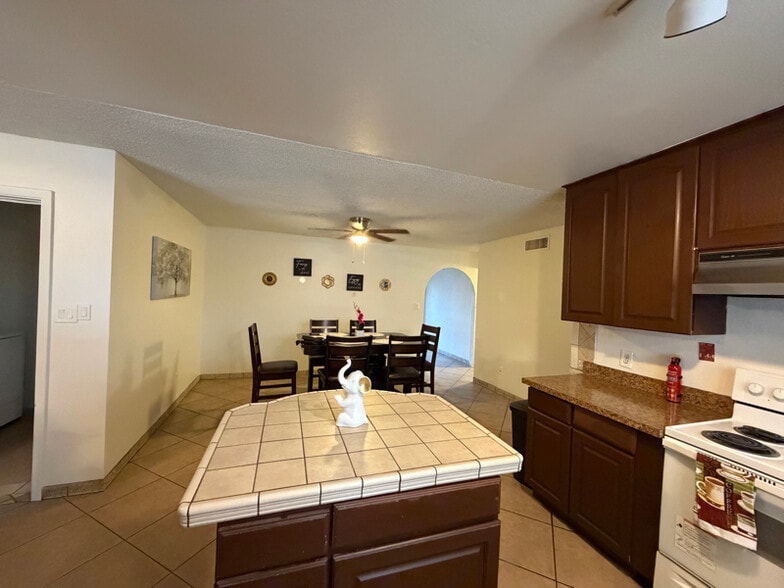 Building Photo - 8119 W Glenrosa Ave