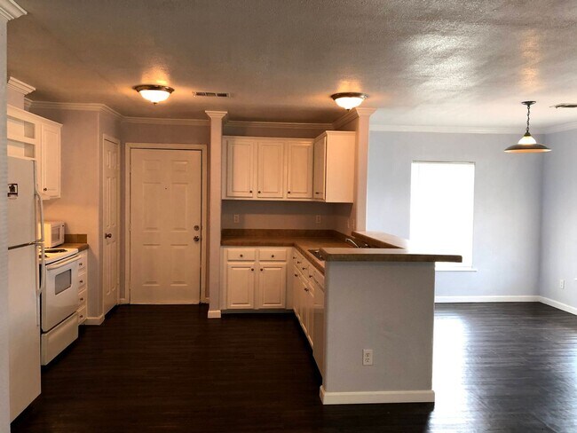 Building Photo - 140 Varsity Dr