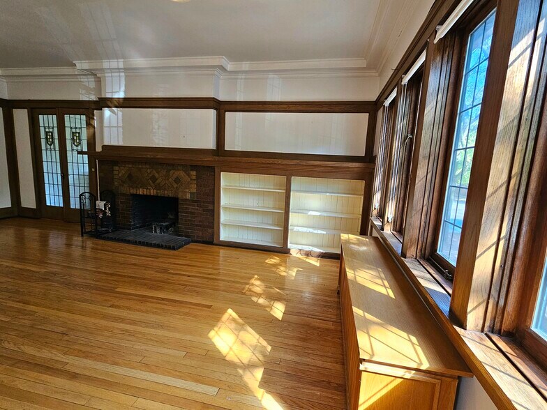 Building Photo - 5656 S Dorchester Ave