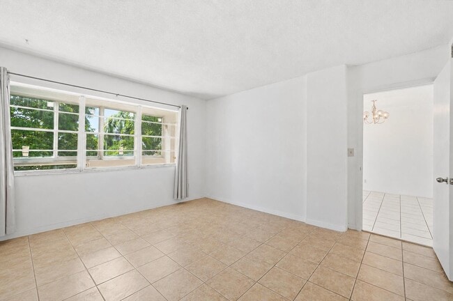 Building Photo - 1333 E Hallandale Beach Blvd